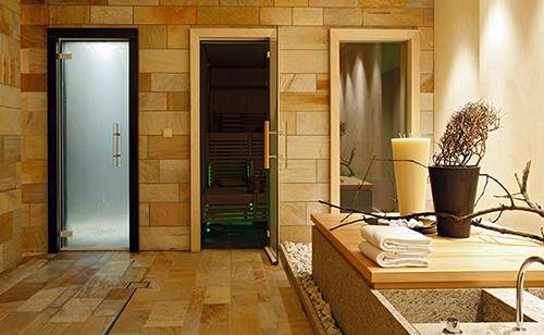 Двери для бани и сауны: стеклянные или деревянные?